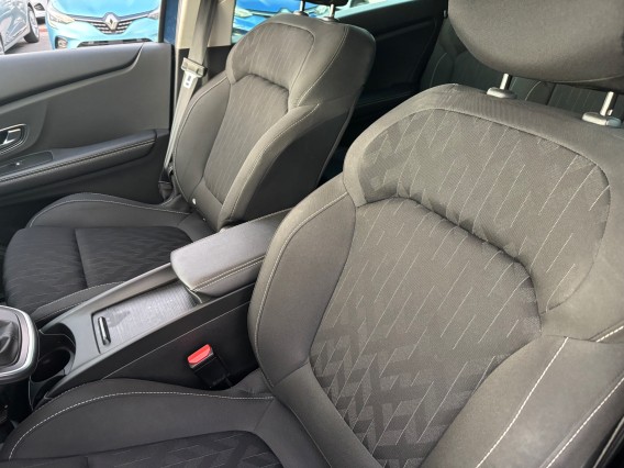 Aperçu de la photo 15 du véhicule RENAULT SCENIC IV