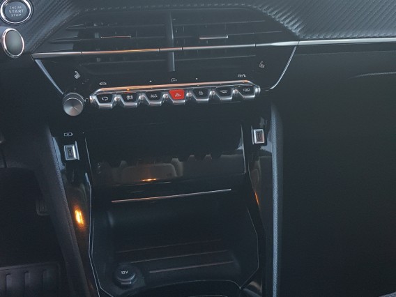 Aperçu de la photo 8 du véhicule PEUGEOT 208