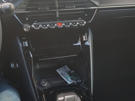 Aperçu de la photo 3 du véhicule PEUGEOT 208