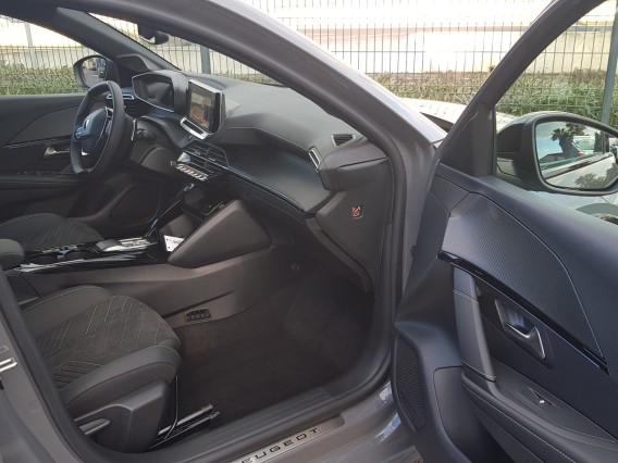 Aperçu de la photo 16 du véhicule PEUGEOT 208