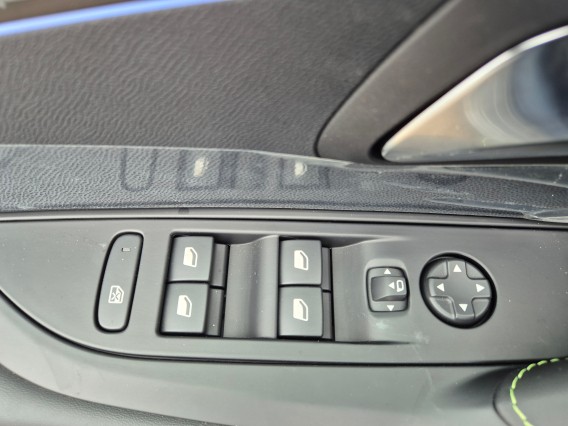 Aperçu de la photo 21 du véhicule PEUGEOT 208