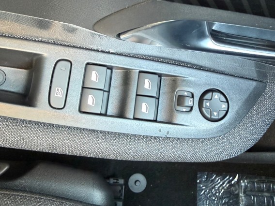 Aperçu de la photo 21 du véhicule PEUGEOT 208