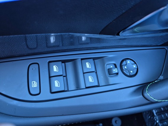 Aperçu de la photo 23 du véhicule PEUGEOT 208