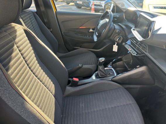 Aperçu de la photo 15 du véhicule PEUGEOT 208