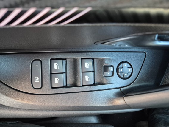 Aperçu de la photo 24 du véhicule PEUGEOT 2008