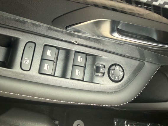 Aperçu de la photo 24 du véhicule PEUGEOT 208