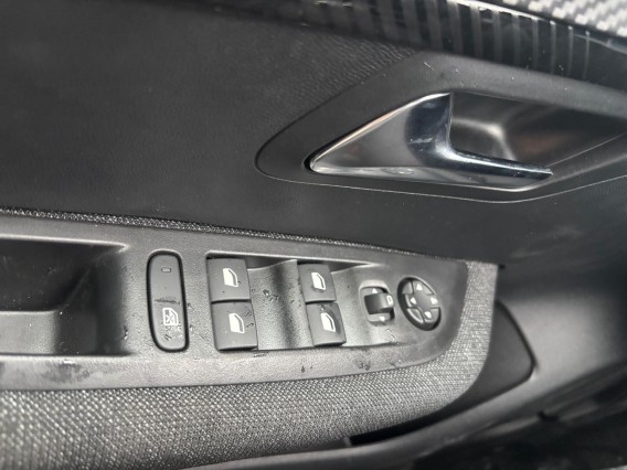 Aperçu de la photo 17 du véhicule PEUGEOT 208