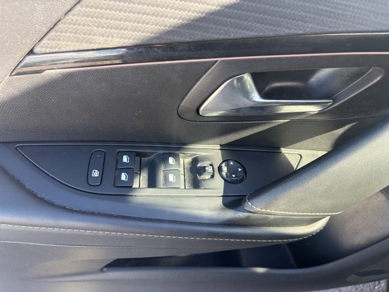 Aperçu de la photo 8 du véhicule PEUGEOT 208